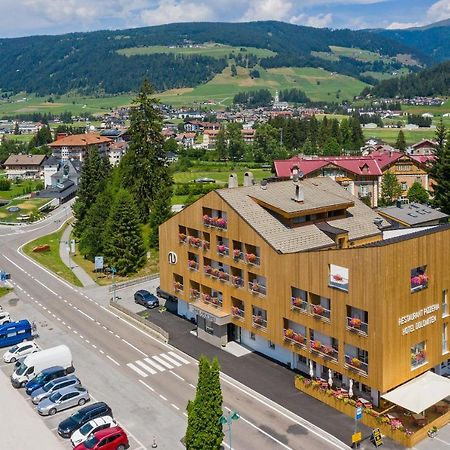 Hotel Dolomiten Dobbiaco Bagian luar foto