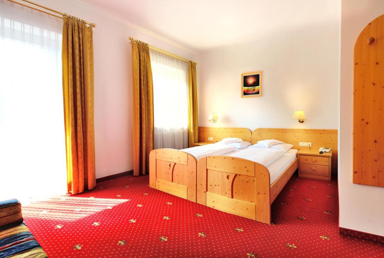 Hotel Dolomiten Dobbiaco Bagian luar foto