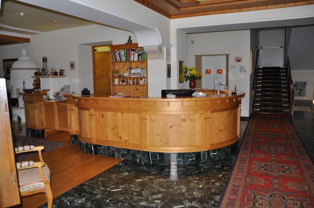 Hotel Dolomiten Dobbiaco Bagian luar foto