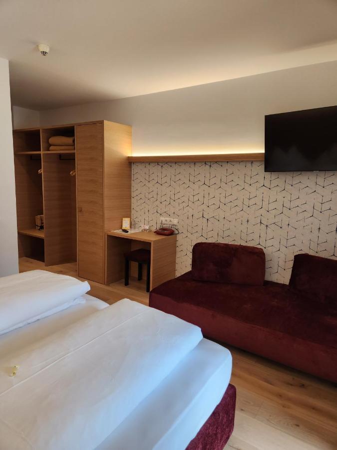 Hotel Dolomiten Dobbiaco Bagian luar foto