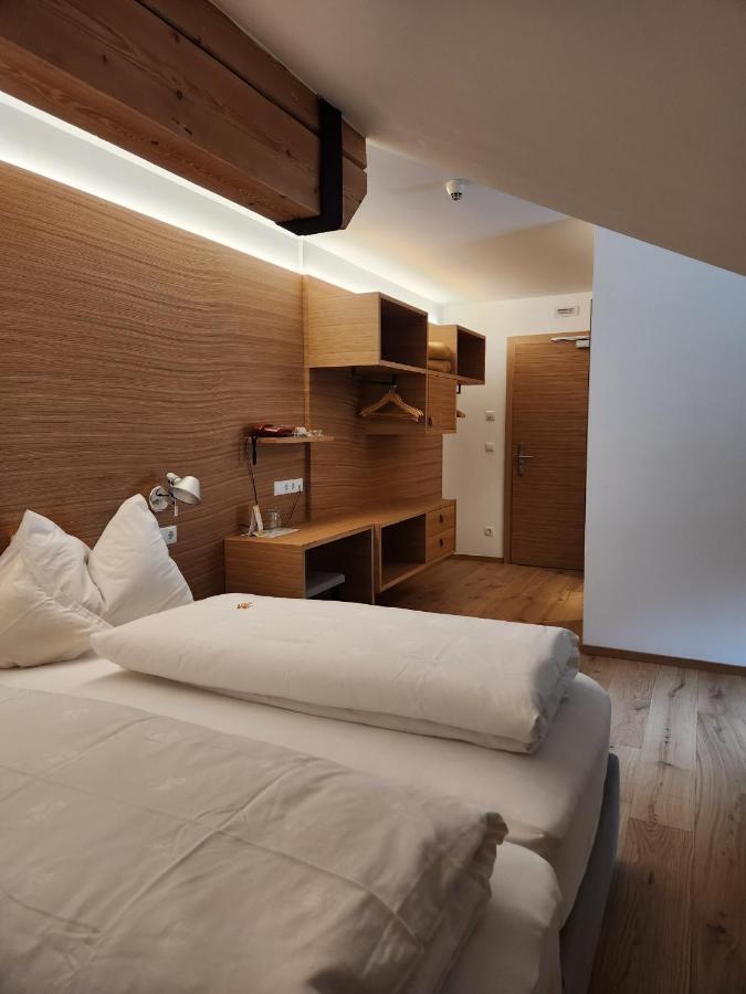 Hotel Dolomiten Dobbiaco Bagian luar foto