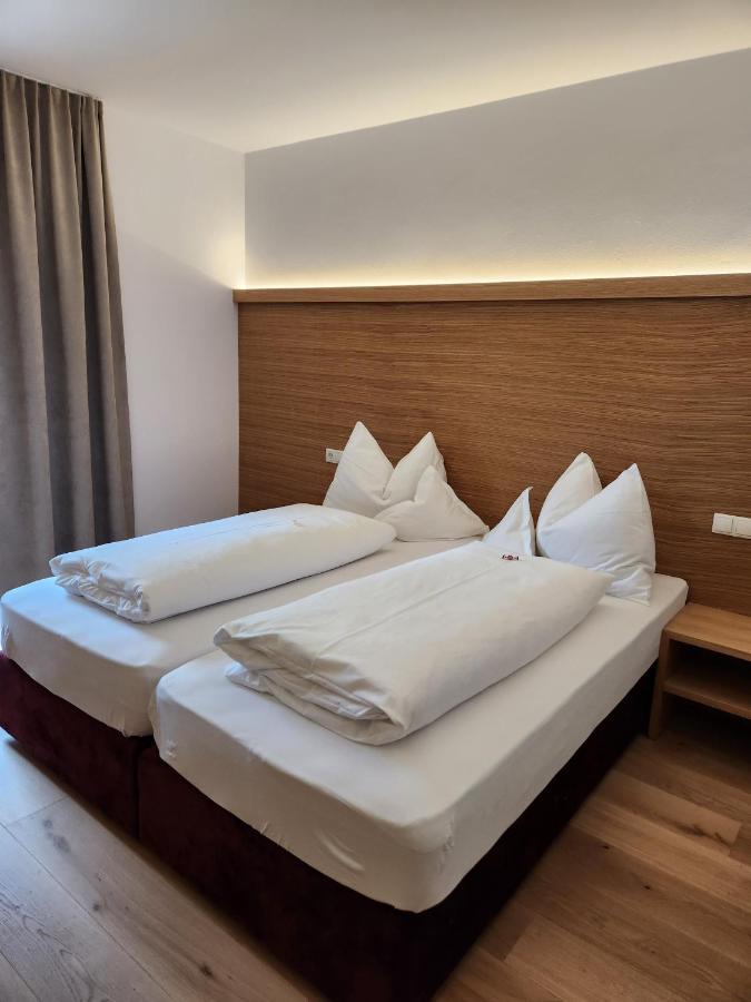 Hotel Dolomiten Dobbiaco Bagian luar foto