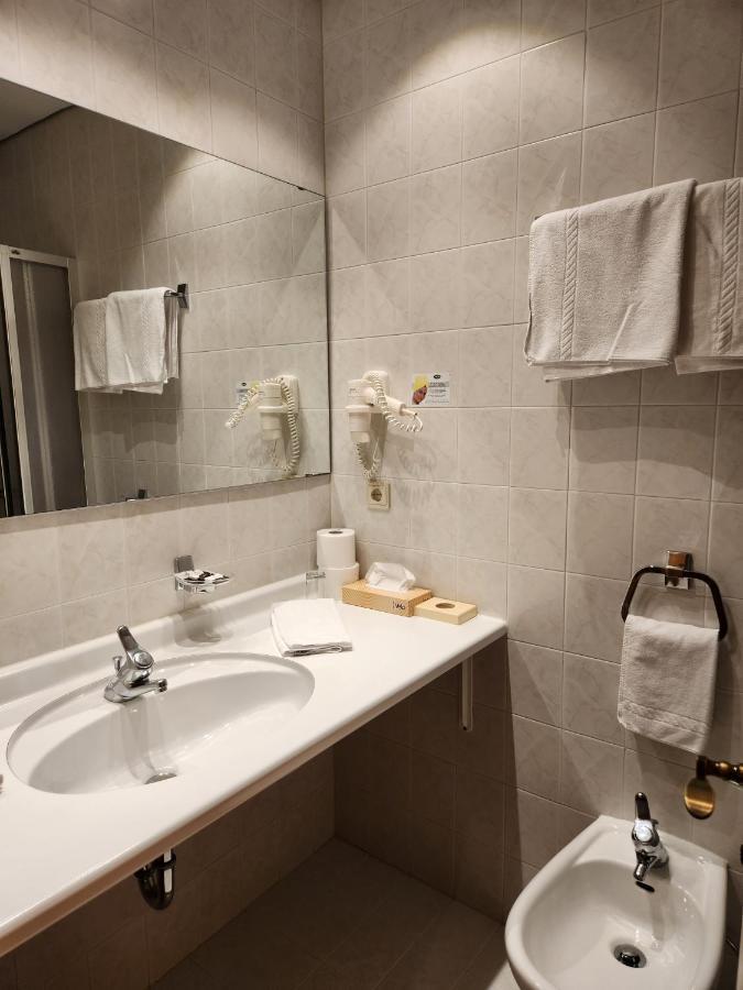 Hotel Dolomiten Dobbiaco Bagian luar foto