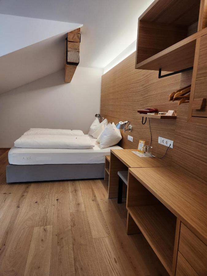 Hotel Dolomiten Dobbiaco Bagian luar foto