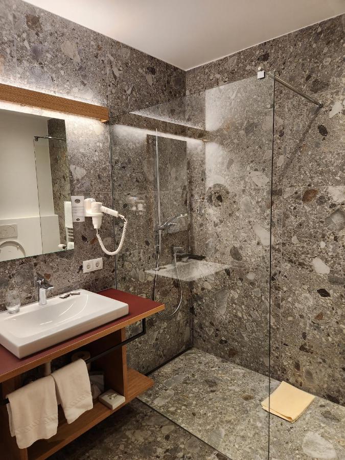 Hotel Dolomiten Dobbiaco Bagian luar foto