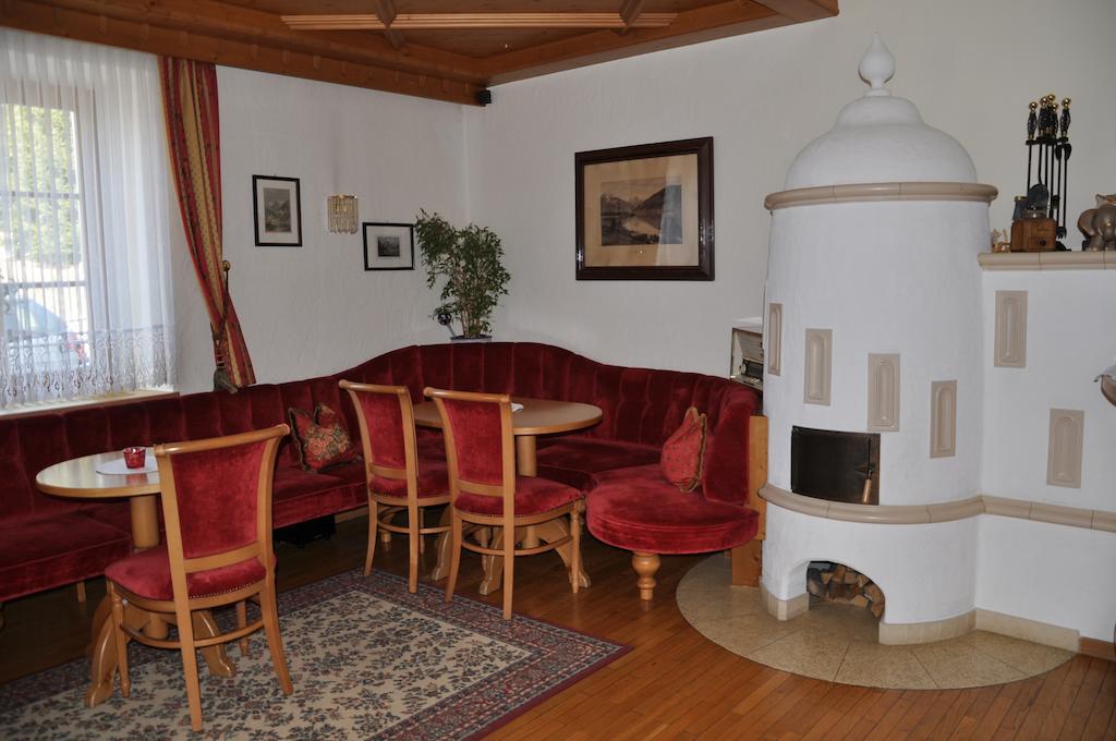 Hotel Dolomiten Dobbiaco Bagian luar foto