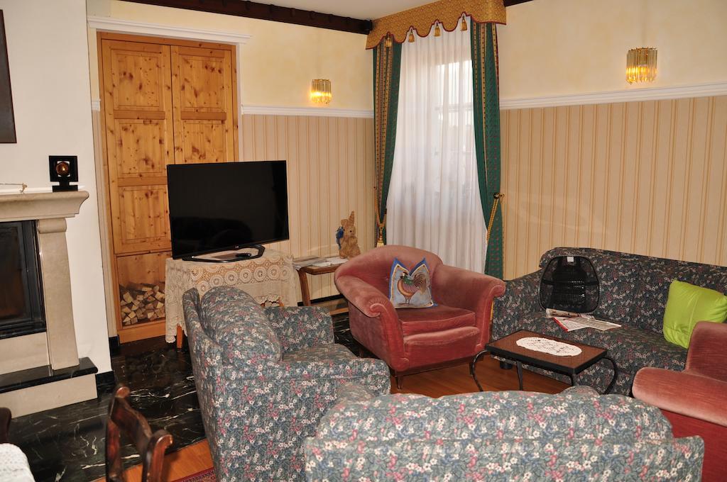 Hotel Dolomiten Dobbiaco Bagian luar foto