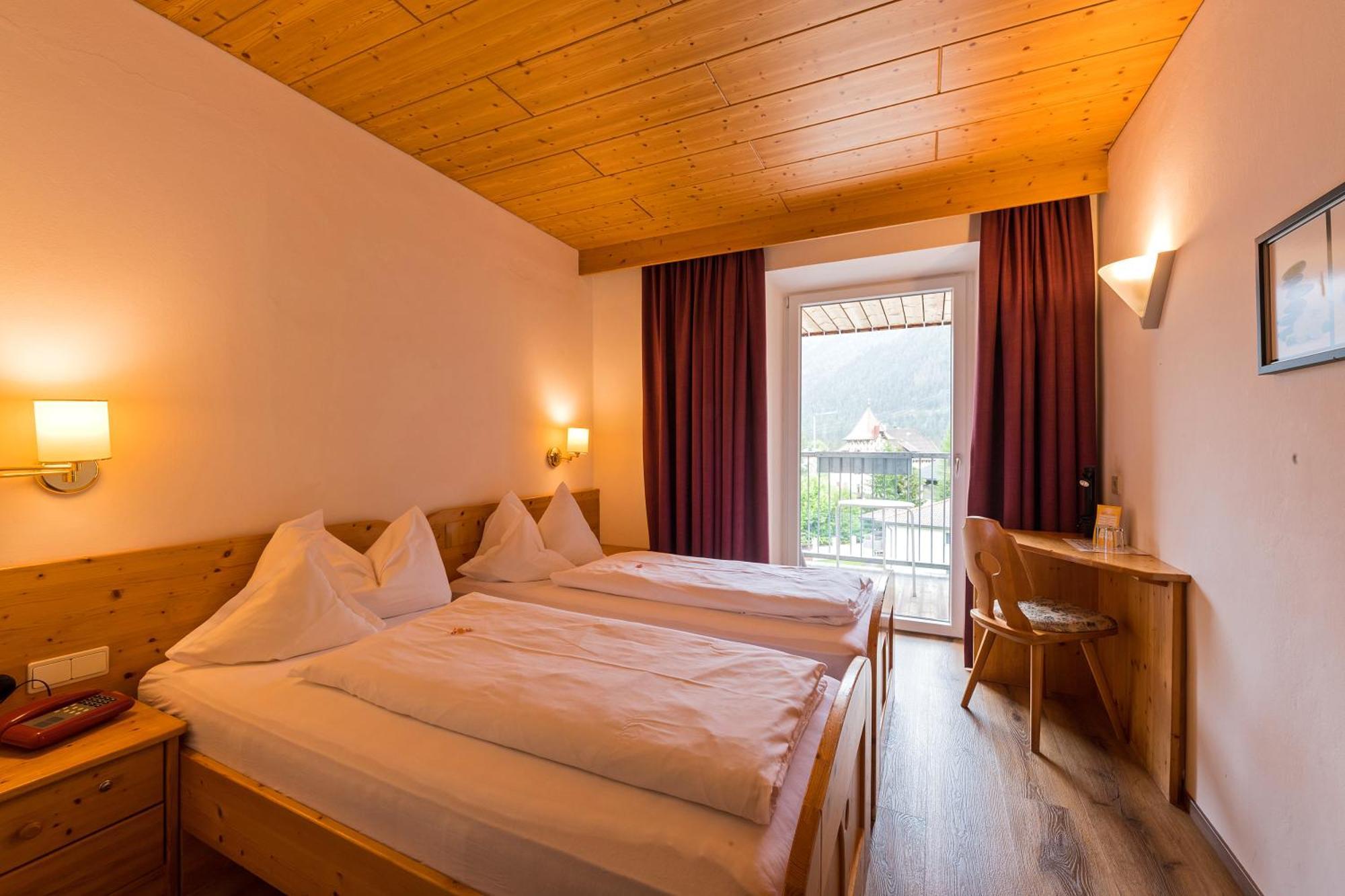Hotel Dolomiten Dobbiaco Bagian luar foto