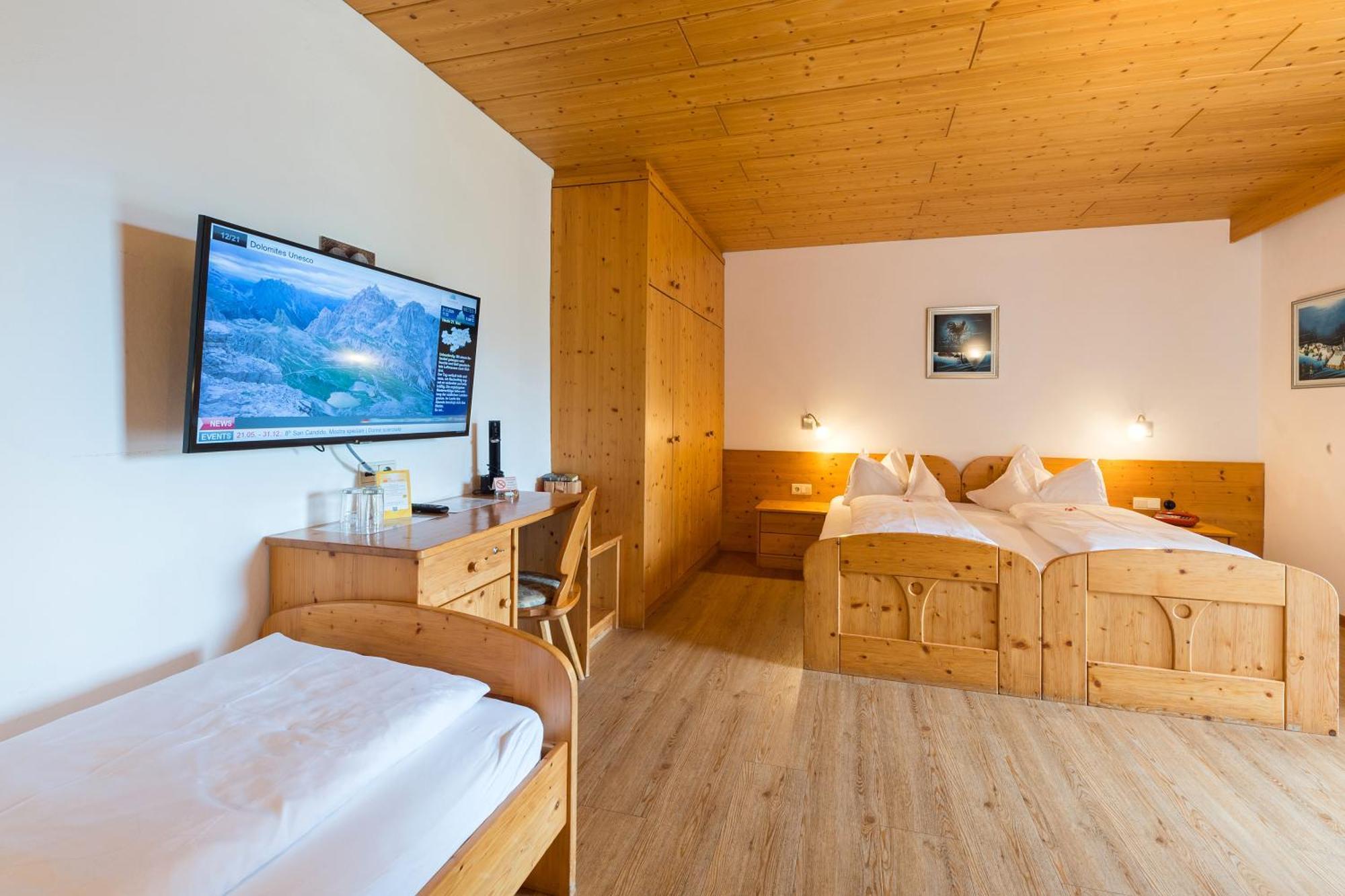 Hotel Dolomiten Dobbiaco Bagian luar foto