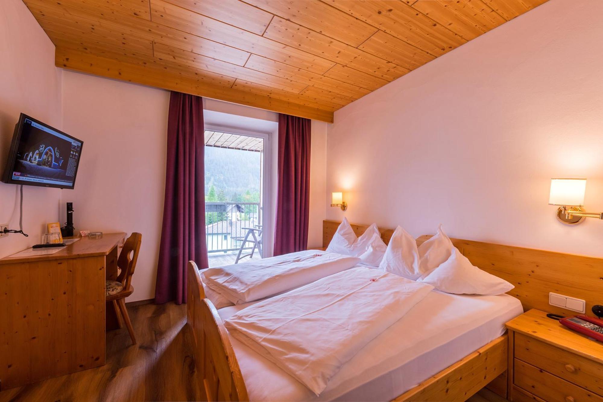Hotel Dolomiten Dobbiaco Bagian luar foto