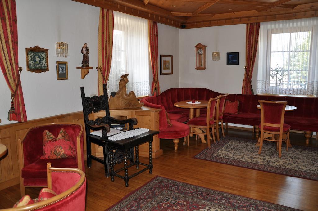 Hotel Dolomiten Dobbiaco Bagian luar foto