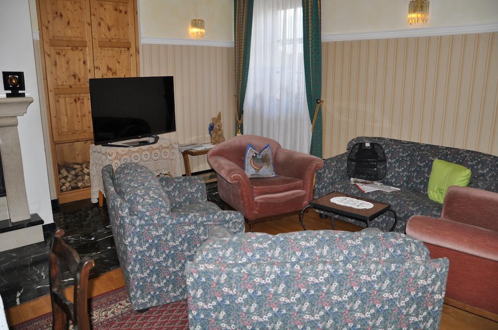 Hotel Dolomiten Dobbiaco Bagian luar foto