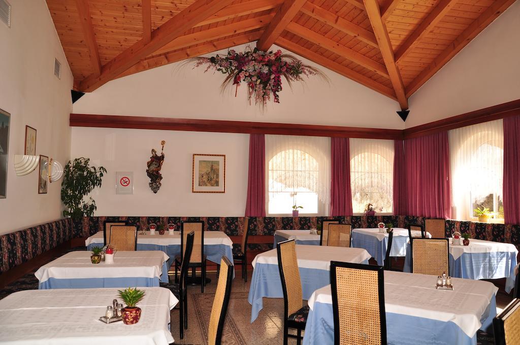 Hotel Dolomiten Dobbiaco Bagian luar foto