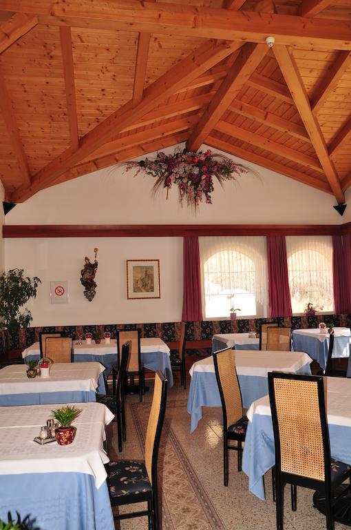 Hotel Dolomiten Dobbiaco Bagian luar foto