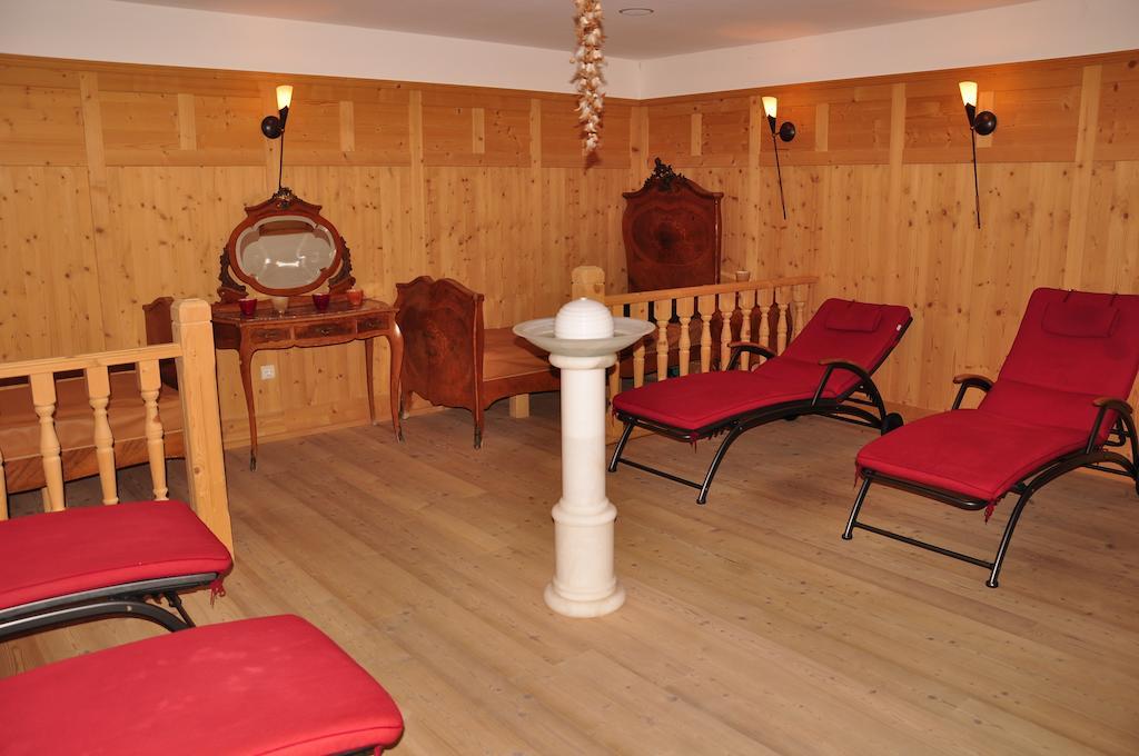 Hotel Dolomiten Dobbiaco Bagian luar foto