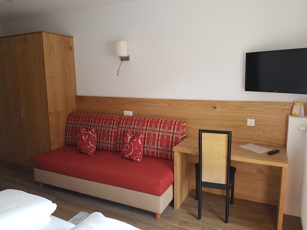 Hotel Dolomiten Dobbiaco Bagian luar foto