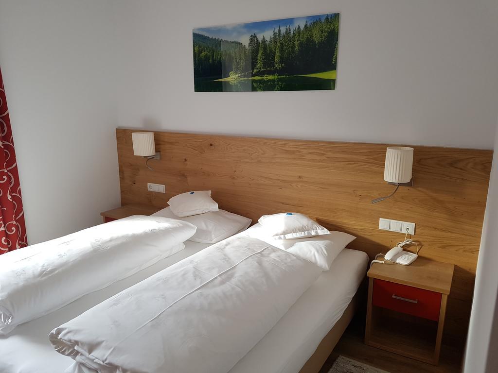 Hotel Dolomiten Dobbiaco Bagian luar foto