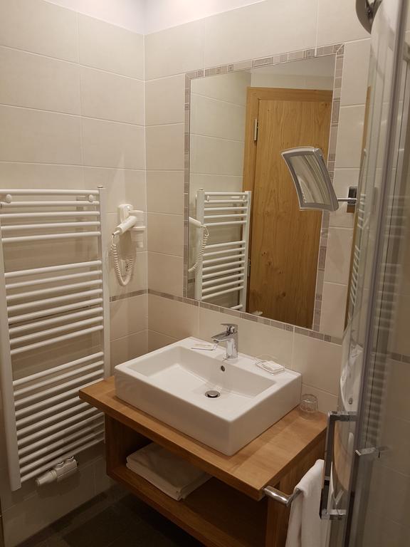 Hotel Dolomiten Dobbiaco Bagian luar foto
