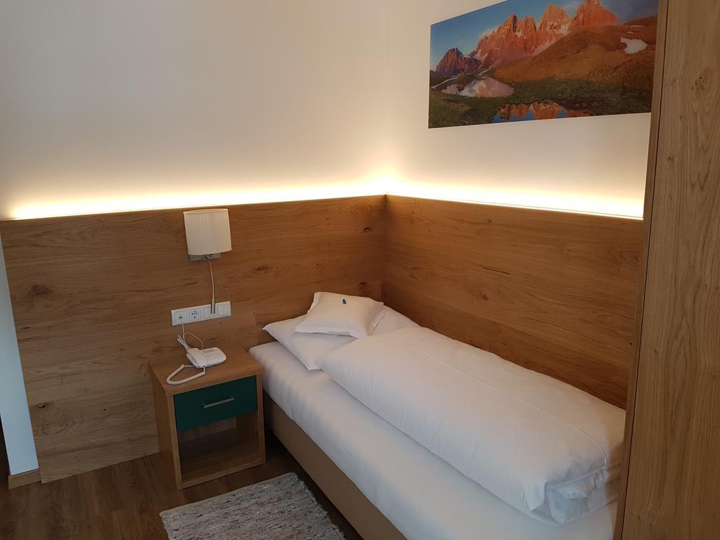Hotel Dolomiten Dobbiaco Bagian luar foto