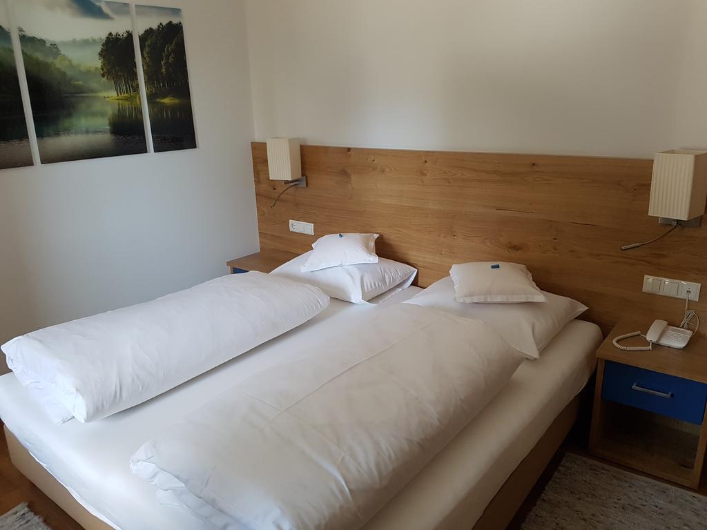 Hotel Dolomiten Dobbiaco Bagian luar foto