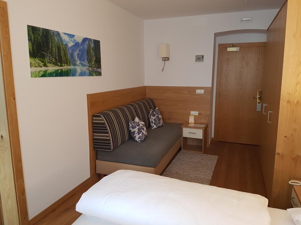 Hotel Dolomiten Dobbiaco Bagian luar foto