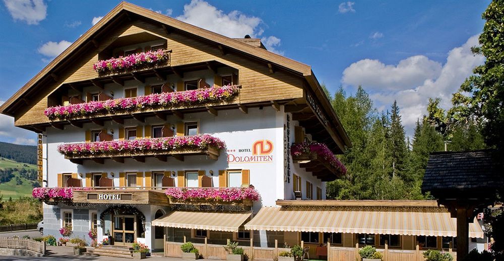 Hotel Dolomiten Dobbiaco Bagian luar foto