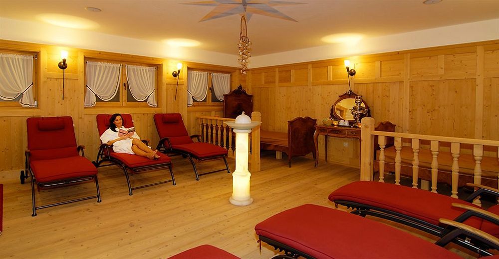 Hotel Dolomiten Dobbiaco Bagian luar foto